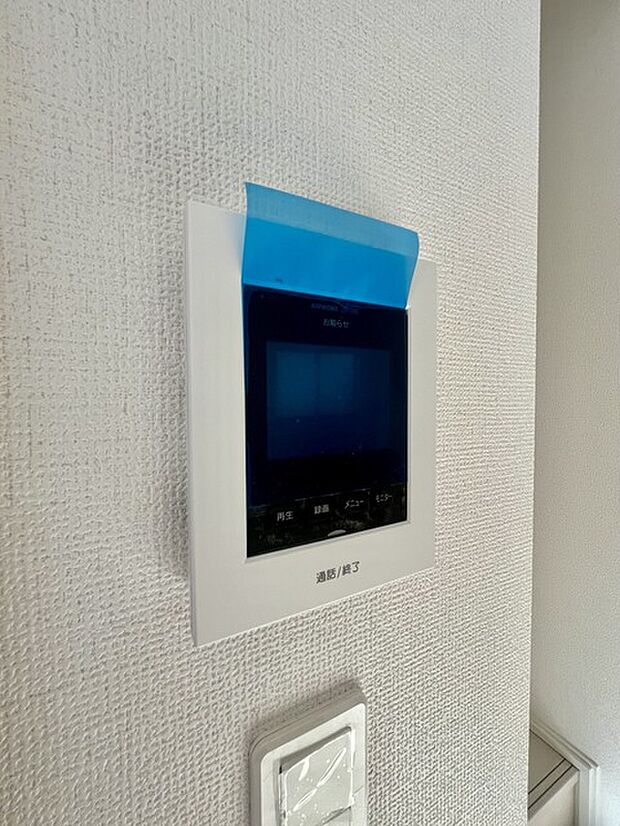 録画機能もあり、どのような人が何時に来訪されたのかが分かります。防犯上はもちろん、お届け物などの把握にも便利です。ライトが付いているので、夜間でも安心です。  