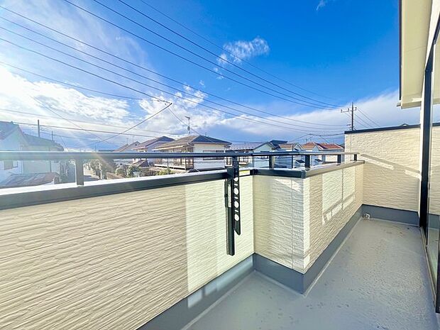 南側のお部屋から出入りできる、奥行きのあるワイドバルコニー。心地よい陽射しと暖かな風を楽しむことが出来ます。 