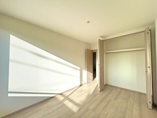 大きな開口部から明るい光が差し込む、日中の室内の明るさがこの部屋の魅力です。