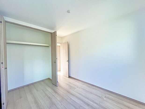 広々収納で、仕事着、普段着をまとめて収納できます。