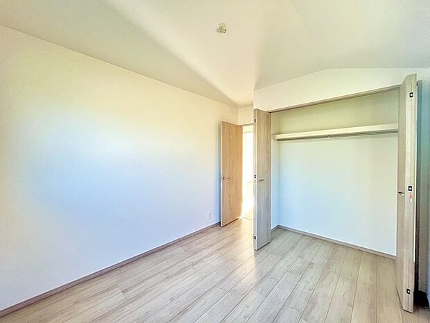 広々収納で、仕事着、普段着をまとめて収納できます。