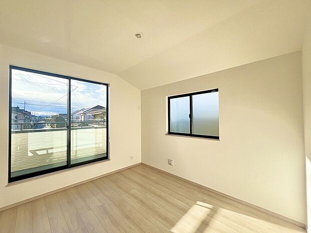 バルコニーに面した4.5帖の洋室。開口部からは優しい陽光が差し込み心地よい風が通り抜けます。