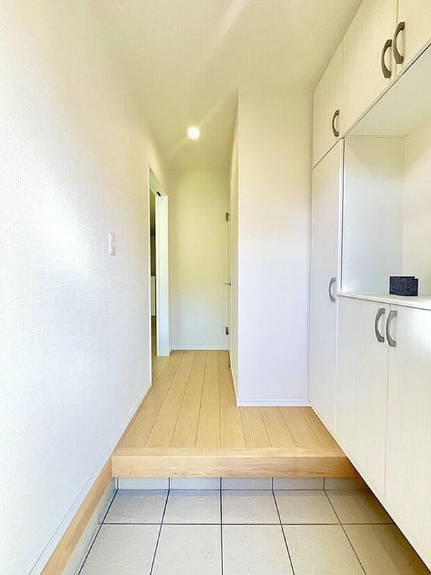 お宅の顔となる明るく開放的な玄関。ご家族皆様様の靴を収納できるスペースと全身鏡があり、お出掛け前に身だしなみチェックもできます。 