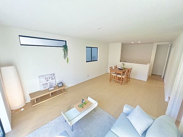 家族団欒のリビング。陽光差し込む食卓には家族の会話とスマイルが溢れます。いつまでもここで食卓を囲みたくなる、そう感じさせてくれるスペース。 