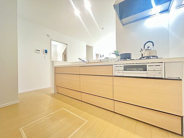 リビングにいる家族の顔が見渡せるカウンターキッチン。お料理もより一層おいしく、楽しく。食器棚を背面に設置しても十分な広さを確保しています。 