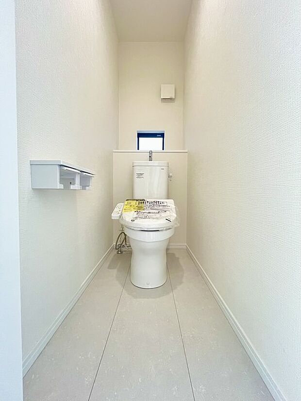 ウォシュレット機能付きのトイレ。換気のしやすい窓付きで、収納もあり実用性も兼ね備えた造り。 