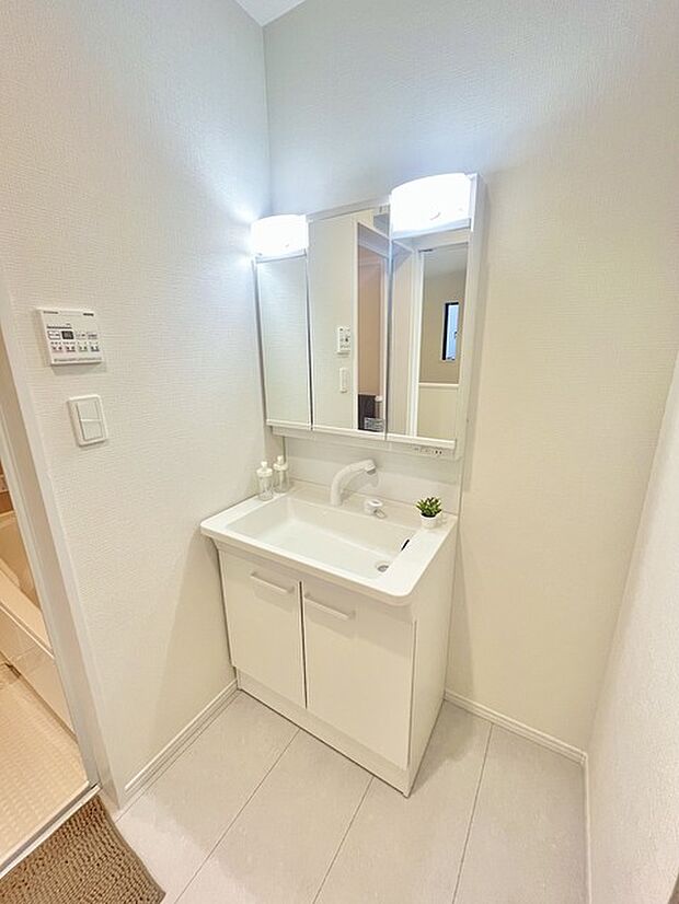 お出かけ前の身だしなみに一歩差がつく三面鏡。ミラー裏にはたっぷり収納もございます。 