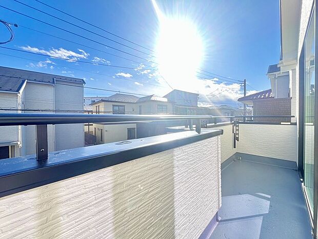 南側のお部屋から出入りできる、奥行きのあるワイドバルコニー。心地よい陽射しと暖かな風を楽しむことが出来ます。 