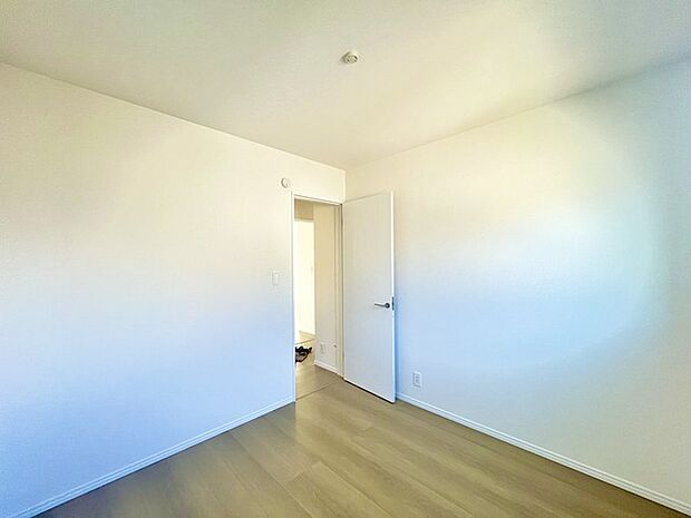 どんな家具にでも相性が良い清潔感ある白色調のクロスを採用。主張しすぎない配色、耐久性にも優れた床材は日々のメンテナンスも楽に、快適に過ごして頂けるよう考えられています。 