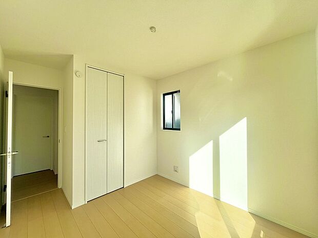 どんな家具にでも相性が良い清潔感ある白色調のクロスを採用。主張しすぎない配色、耐久性にも優れた床材は日々のメンテナンスも楽に、快適に過ごして頂けるよう考えられています。 