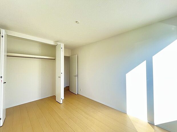 今からここを誰のお部屋にしようか、そんな洋室。大きさは6帖です。 