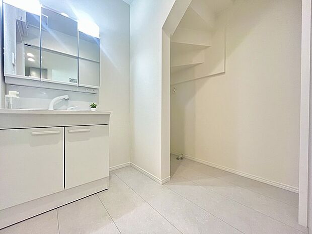 ゆとりの洗面スペースで朝の身支度もスムーズに行えます。 