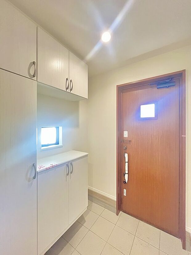 明るく開放的な玄関、靴の脱ぎ履きもしやすく、収納も豊富でご家族皆様の靴をスッキリ収納できます。