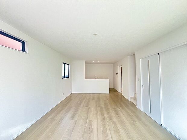 家族団欒のリビング。陽光差し込む食卓には家族の会話とスマイルが溢れます。いつまでもここで食卓を囲みたくなる、そう感じさせてくれるスペース。 