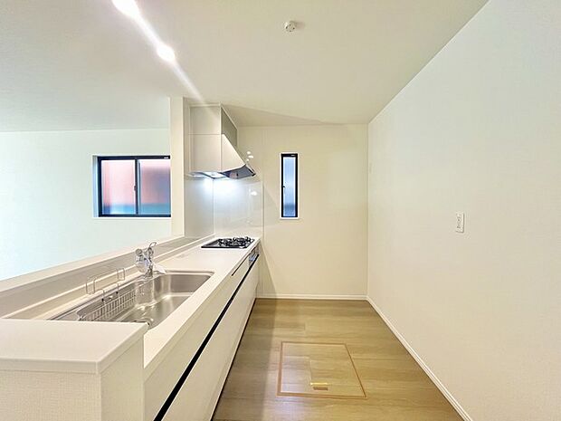 家族が一番集まる場所だから広々としつつも素敵な空間であって欲しい。皆がくつろぐリビングからキッチンまでが一つに繋がる空間。