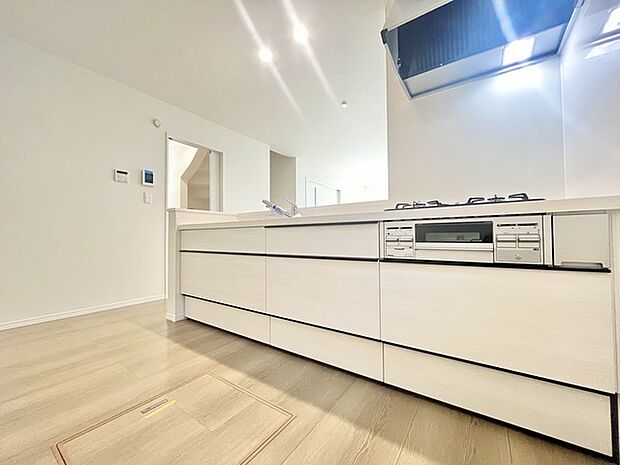 リビングにいる家族の顔が見渡せるカウンターキッチン。お料理もより一層おいしく、楽しく。食器棚を背面に設置しても十分な広さを確保しています。