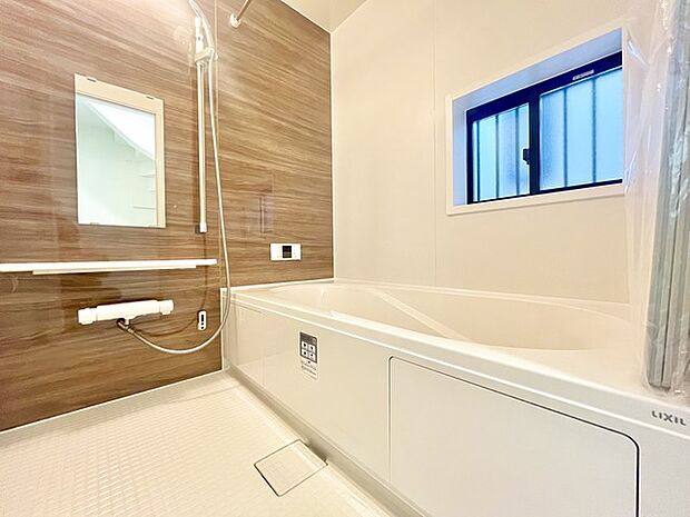 落ち着いた色味の浴室で1日の疲れをゆっくりと癒してください。