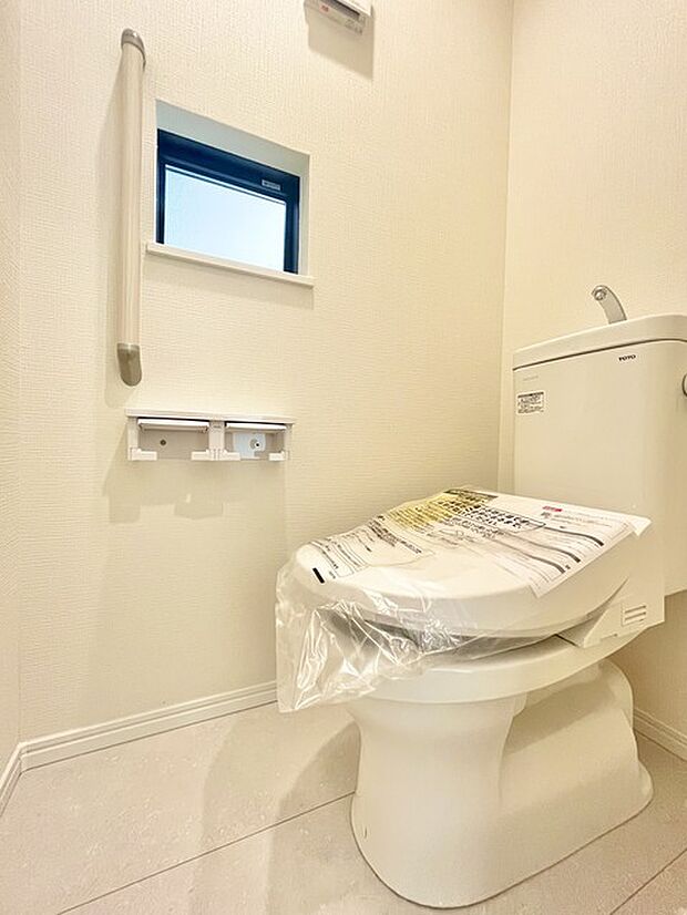 ウォシュレット機能付きのトイレ。換気のしやすい窓付きで、収納もあり実用性も兼ね備えた造り。 