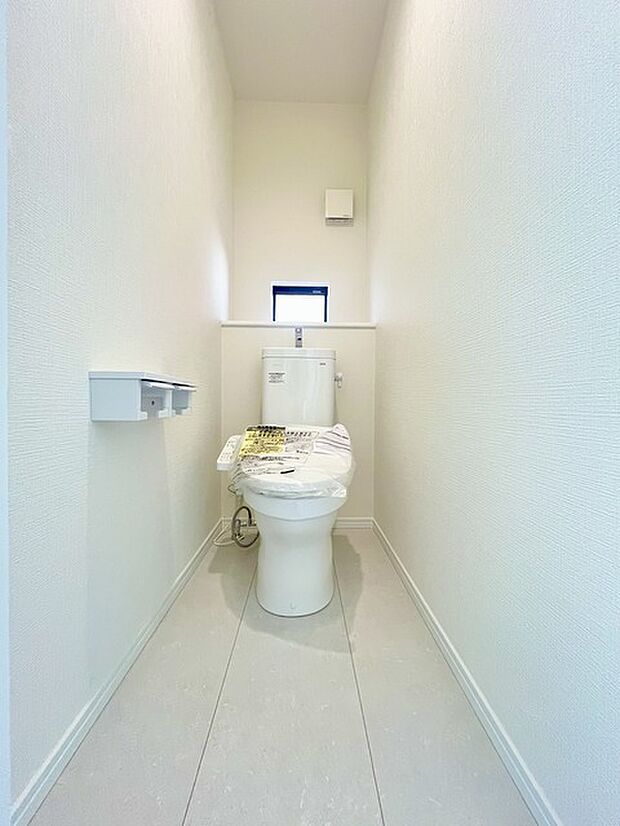ウォシュレット機能付きのトイレ。換気のしやすい窓付きで、収納もあり実用性も兼ね備えた造り。