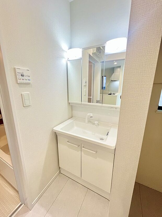 お出かけ前の身だしなみに一歩差がつく三面鏡。ミラー裏にはたっぷり収納もございます。