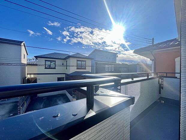 南側のお部屋から出入りできる、奥行きのあるワイドバルコニー。心地よい陽射しと暖かな風を楽しむことが出来ます。 