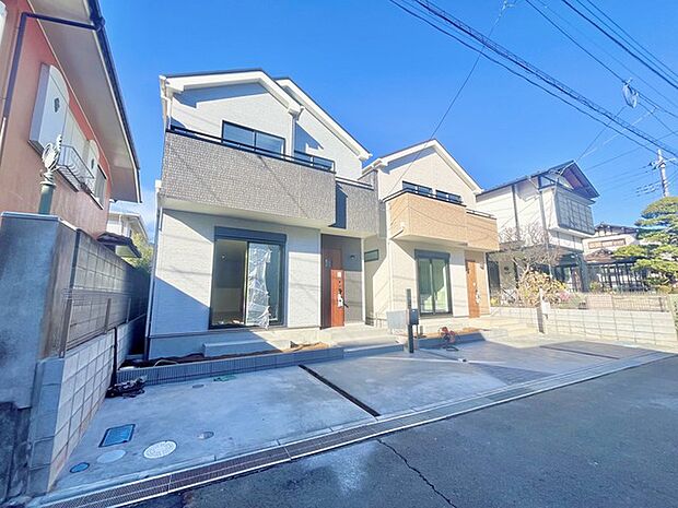 前面道路は広く、駐車がしやすいです。駐車スペース2台分ございます。