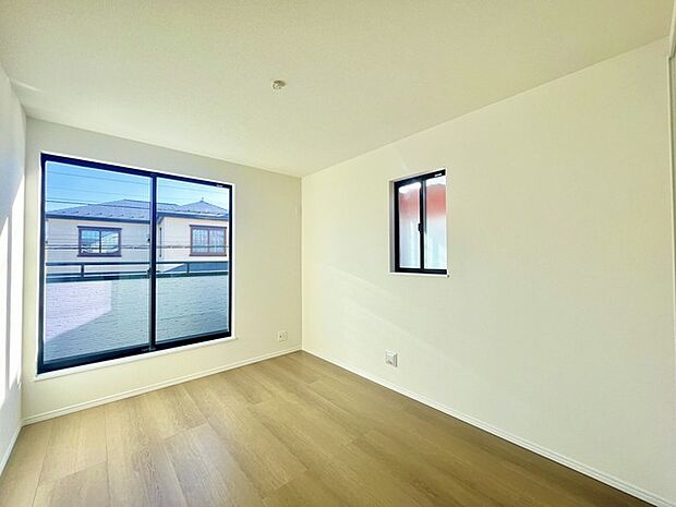 2面採光を確保した明るい室内は、爽やかな風を感じる居心地の良い空間です。