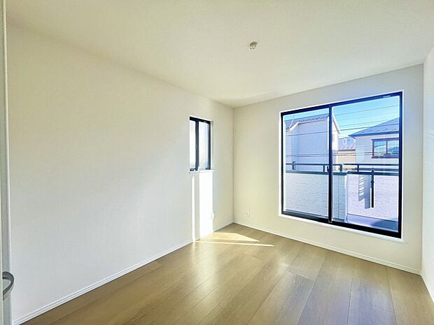 大きな開口部から明るい光が差し込む、日中の室内の明るさがこの部屋の魅力です。