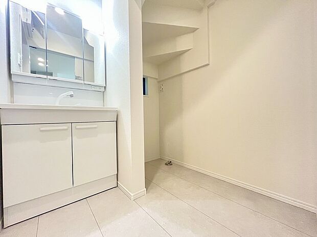 ゆとりの洗面スペースで朝の身支度もスムーズに行えます。