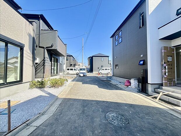 6m幅員の道路に面しておりお車の運転が苦手な方でも安心して出入りいただけます。 