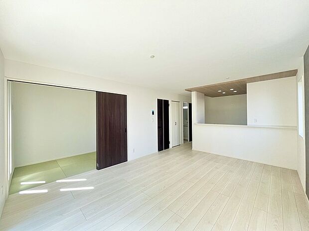 家族団欒のリビング。陽光差し込む食卓には家族の会話とスマイルが溢れます。いつまでもここで食卓を囲みたくなる、そう感じさせてくれるスペース。