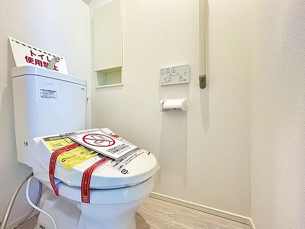 ウォシュレット機能付きのトイレ。収納もあり実用性も兼ね備えた造り。