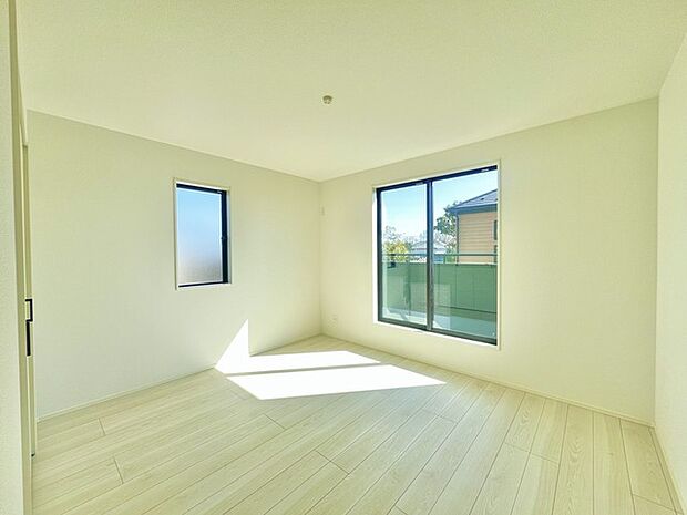 バルコニーに面した4.5帖の洋室。開口部からは優しい陽光が差し込み心地よい風が通り抜けます。