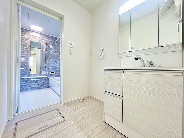 ゆとりの洗面スペースで朝の身支度もスムーズに行えます。