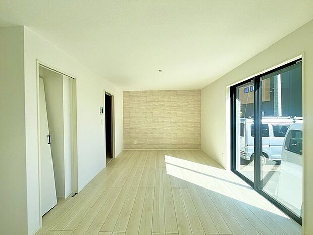 家族や友人、両親、親戚とこれから沢山の時間を紡ぐのだろう。そこを彩るのは窓から見える青い空、心地よい緑。そんなイメージが膨らむリビングスペース。