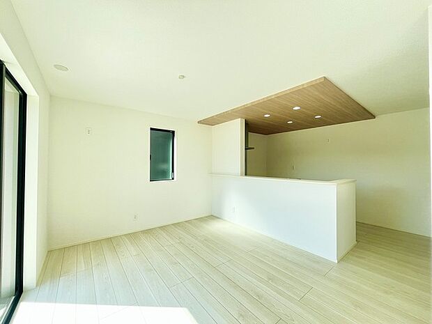 家族が一番集まる場所だから広々としつつも素敵な空間であって欲しい。皆がくつろぐリビングからキッチンまでが一つに繋がる空間。