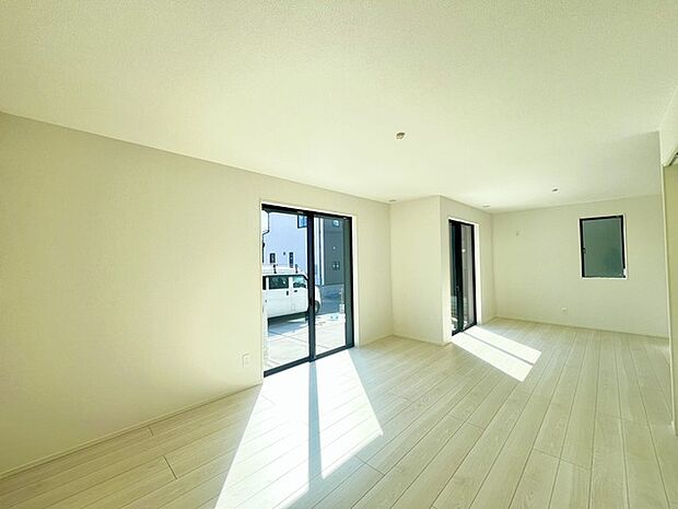 家族や友人、両親、親戚とこれから沢山の時間を紡ぐのだろう。そこを彩るのは窓から見える青い空、心地よい緑。そんなイメージが膨らむリビングスペース。