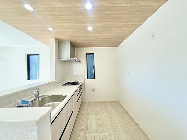 収納量豊富なシステムキッチン。明るい光が差し込む窓も調味料置き場などに役立ちます。カウンターキッチンと違い、背面を広く使えるので自由度が高いのも嬉しいですね。