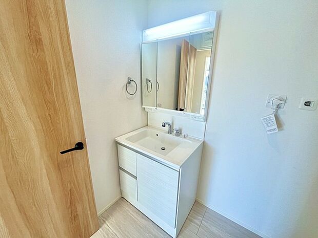 お出かけ前の身だしなみに一歩差がつく三面鏡。ミラー裏にはたっぷり収納もございます。 