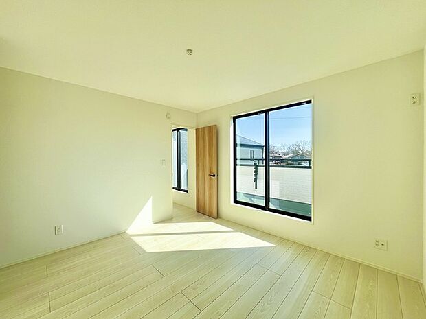 バルコニーに面した4.5帖の洋室。開口部からは優しい陽光が差し込み心地よい風が通り抜けます。