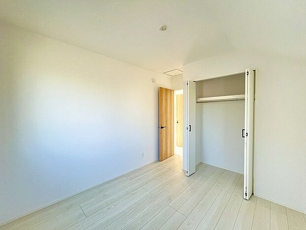 どんな家具にでも相性が良い清潔感ある白色調のクロスを採用。主張しすぎない配色、耐久性にも優れた床材は日々のメンテナンスも楽に、快適に過ごして頂けるよう考えられています。