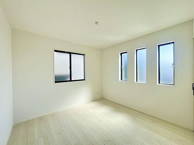 大きな開口部から明るい光が差し込む、日中の室内の明るさがこの部屋の魅力です。