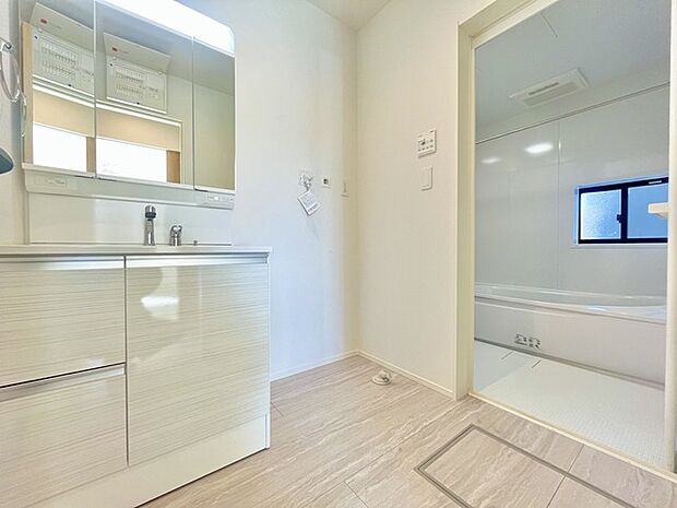 ゆとりの洗面スペースで朝の身支度もスムーズに行えます。 
