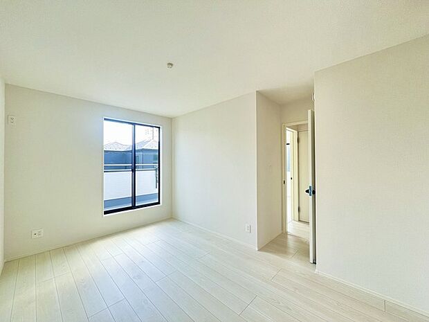 大きな開口部から明るい光が差し込む、日中の室内の明るさがこの部屋の魅力です。 
