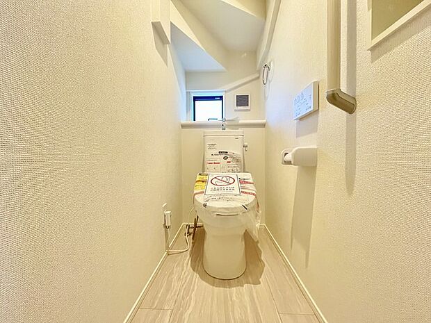 ウォシュレット機能付きのトイレ。換気のしやすい窓付きで、収納もあり実用性も兼ね備えた造り。