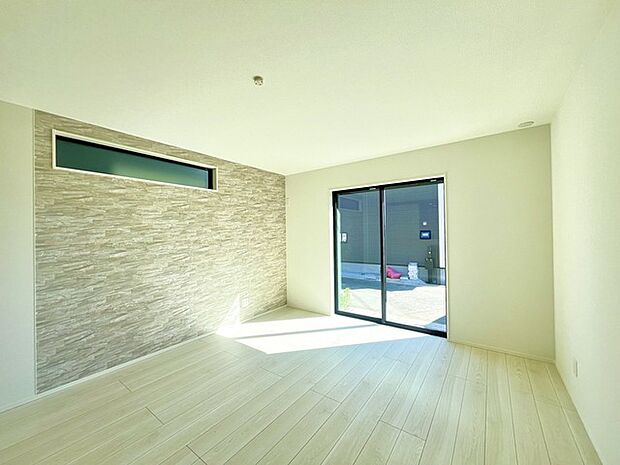 家族や友人、両親、親戚とこれから沢山の時間を紡ぐのだろう。そこを彩るのは窓から見える青い空、心地よい緑。そんなイメージが膨らむリビングスペース。