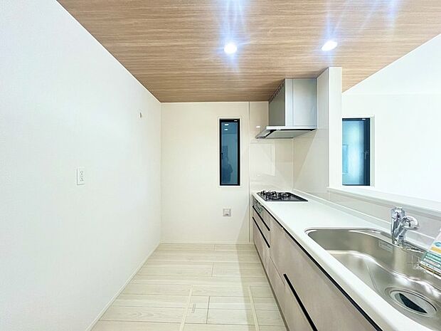 リビングにいる家族の顔が見渡せるカウンターキッチン。お料理もより一層おいしく、楽しく。食器棚を背面に設置しても十分な広さを確保しています。