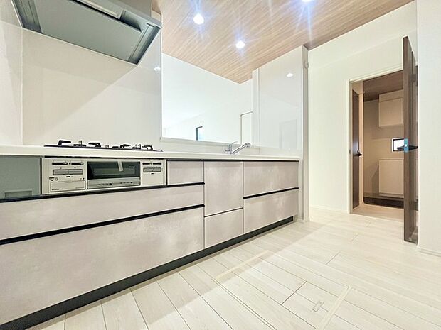 リビングにいる家族の顔が見渡せるカウンターキッチン。お料理もより一層おいしく、楽しく。食器棚を背面に設置しても十分な広さを確保しています。