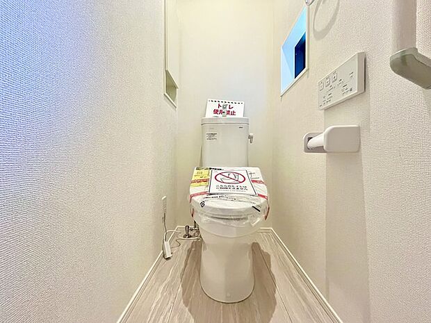 ウォシュレット機能付きのトイレ。換気のしやすい窓付きで、収納もあり実用性も兼ね備えた造り。