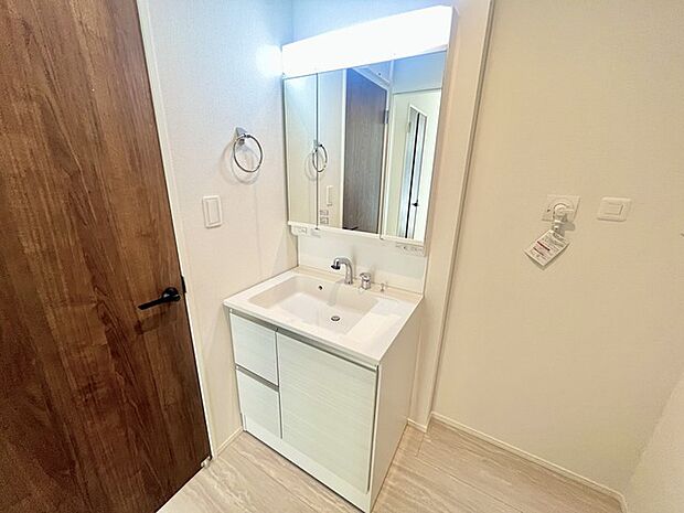 お出かけ前の身だしなみに一歩差がつく三面鏡。ミラー裏にはたっぷり収納もございます。